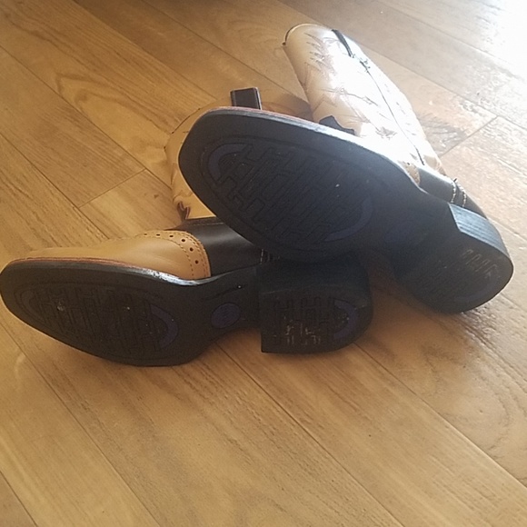 Boots - Picture 3 of 4